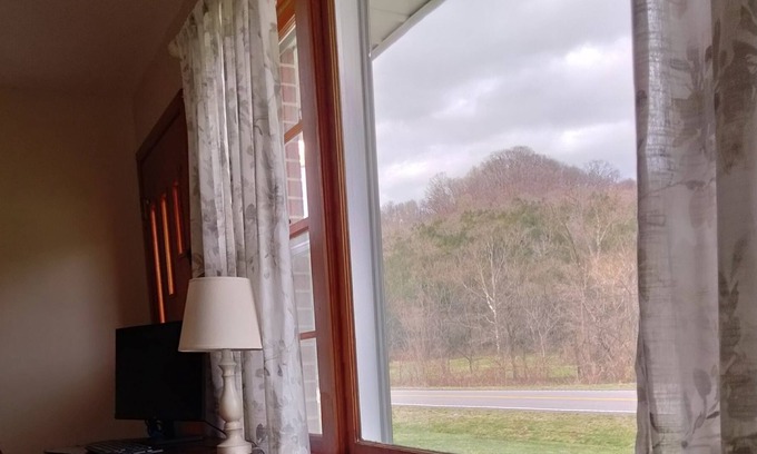 Pleasant Shade House | Cozy Hillside House- Adventure out your backdoor!