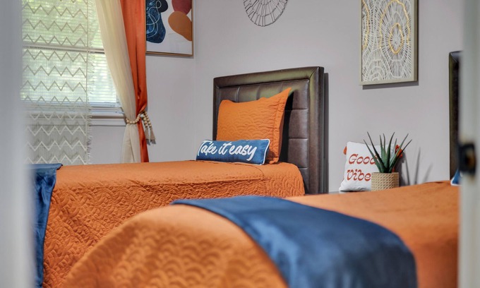 College Park House | Cozy Home- 4 mins from the airport- 10 min from Downtown Atlanta