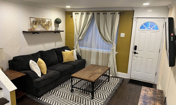 Pennsport House | Cozy home a stones throw away from Center City Philadelphia and Penn's Landing.