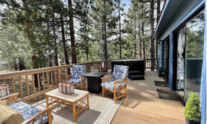 Upper Kingsbury House | Cozy Home at Heavenly Ski Resoirt + 5 min to CasinosPrivate Hot Tub/Pet Friendly
