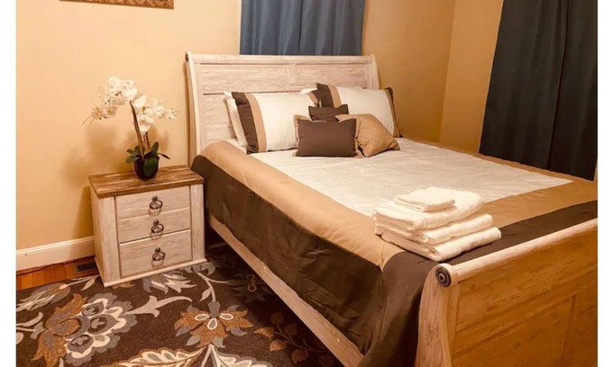 Lawrence House | Cozy - Home Away from Home 2