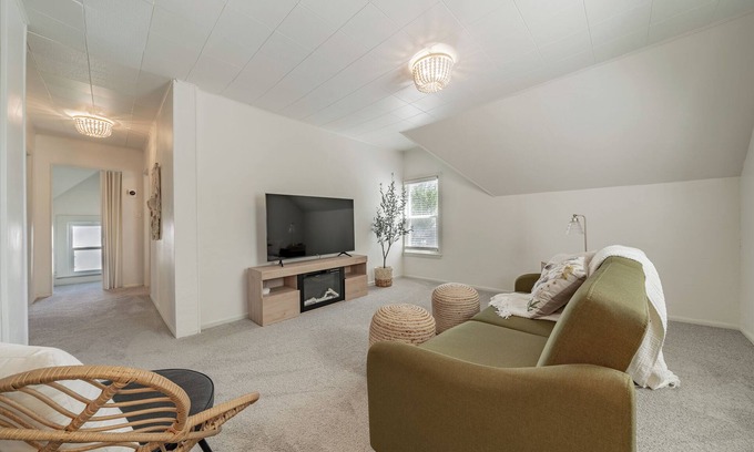Appleton House | Cozy Home Fenced Yard Fully Furnished in Quite Neighborhood