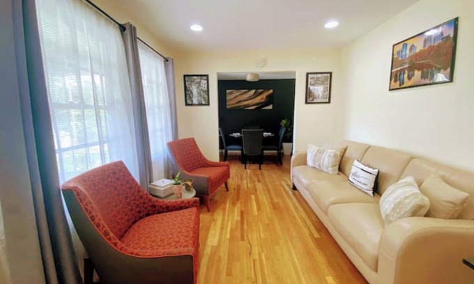 Atlanta House | Cozy home in Atlanta. 5 Minutes - Eat and Shop!