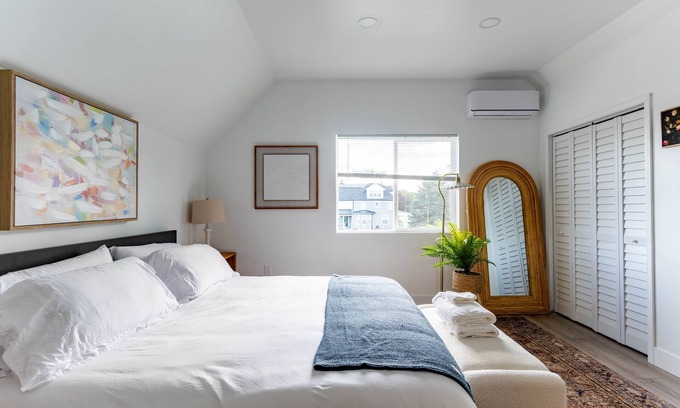 Dearborn House | Cozy home in downtown Dearborn