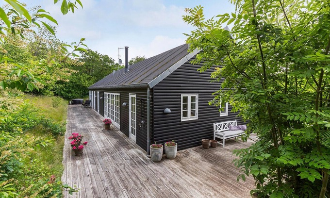 Gilleleje House | Cozy home in Dronningmølle with WiFi