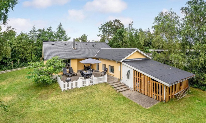 Øer Strand House | Cozy home in Ebeltoft with kitchen