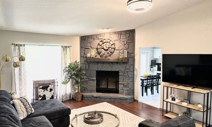 Edmond House | COZY Home in Trails South with coffee bar. Close to OKC/Guthrie, pets welcome!