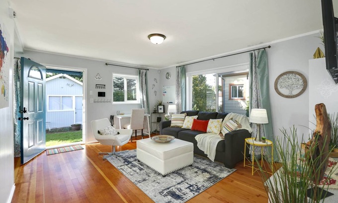 Renton House | Cozy home King & Queen bedrooms with WiFi, AC in Renton near SeaTac airport