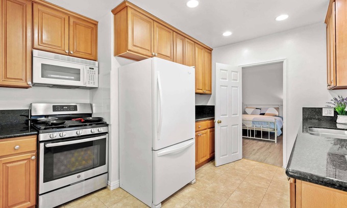 San Gabriel Apartment | Cozy Home Near LA With Full Kitchen Laundry