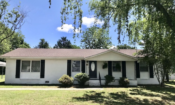 Guntersville House | Cozy home near Lake Guntersville, w/boat parking