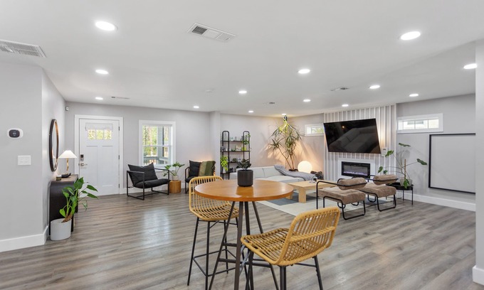 Gresham Park House | Cozy Home - Prime Location - Stylish Amenities