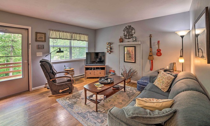 Quinque House | Cozy Home w/ Deck 9 Mi to Shenandoah National Park
