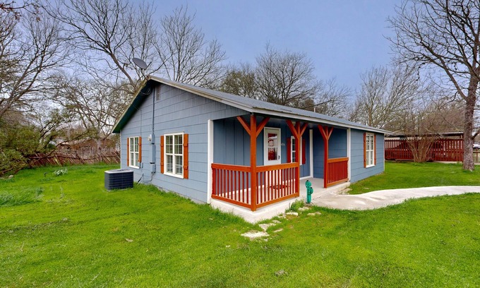 Bandera House | Cozy home with BBQ pit in Cowboy Capital of the World, walk to Medina River