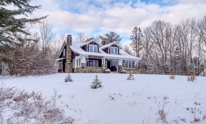 Bethlehem House | Cozy home with covered porch, & sun room - walk to shops/dining/bars