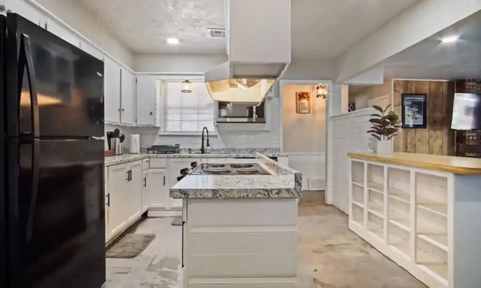 Midwest City House | Cozy home with fenced yard in Midwest Citynn