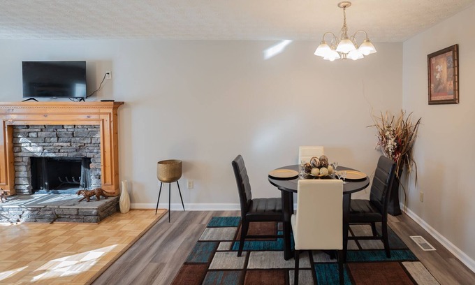 Douglasville House | Cozy home with indoor fireplace (pet friendly!)