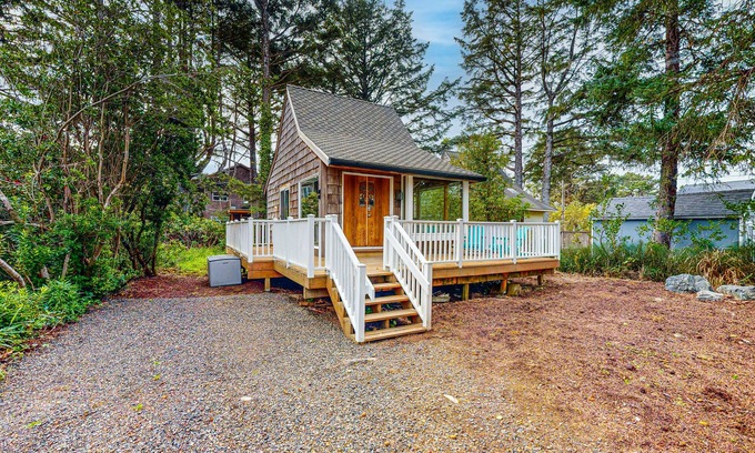 Manzanita House | Cozy home with loft, steps to ocean, with workspace and streaming