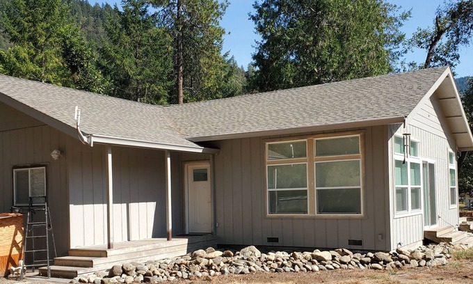 Willow Creek House | Cozy home with pool, next to golf course, 5 min from the river