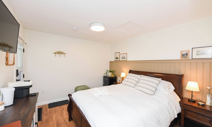 Courtenay House | Cozy hotel like bedroom suite with fridge, microwave, coffee and full piece bath