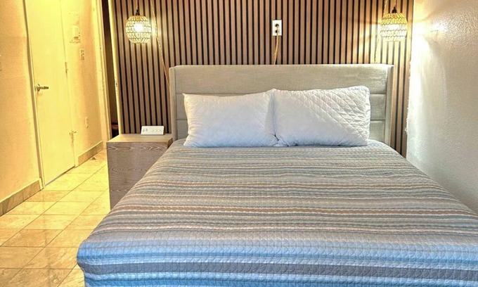 Flamingo/Lummus Hotel | Cozy hotel room 270 sqf with WiFi, AC in amazing Miami Beach