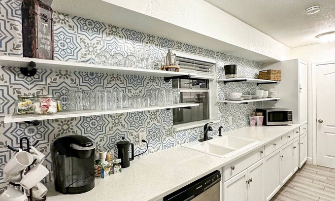Carver City - Lincoln Gardens House | Cozy House by Tampa Int Airport, Beaches & Malls