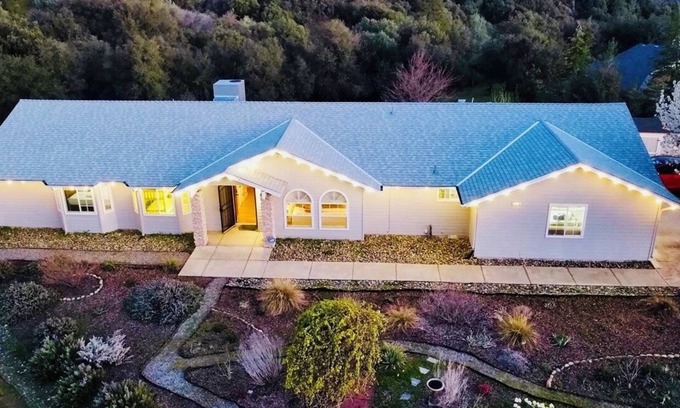 Oakhurst House | Cozy house near Yosemite Oakhurst, Hot tub Game Room Ev charger