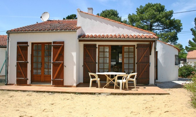 La Tranche-sur-Mer House | Cozy House with Garden Near Forest, 500m from Beach, Pet-Friendly