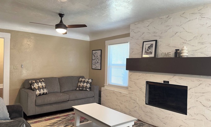 Hanford House | Cozy House with King Bed and Modern Bathrooms