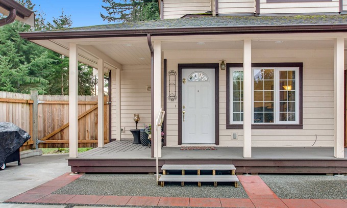 Greenbank Apartment | Cozy Island Condo with Free WiFi, Washer/Dryer & Great Location