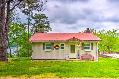 Cub Run House | Cozy Kentucky Cabin with Sunroom, Yard and Views!