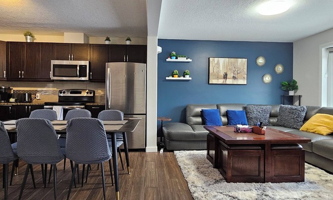 Northwest Calgary House | Cozy King Bed &Breakfast 4beds *AC* near Winsport