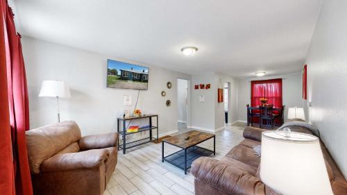 Dupont House | Cozy King Bed Hideaway Near Top Concerts & Sports