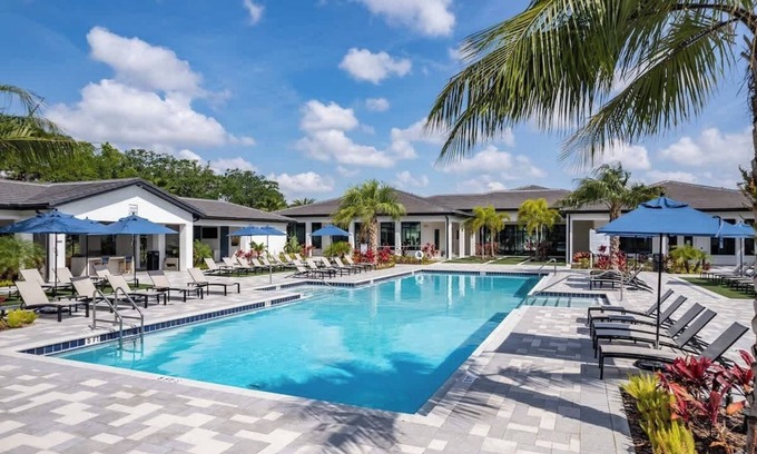 Southeast Orlando Apartment | Cozy King Bed, Resort Amenities & Pet-Friendly