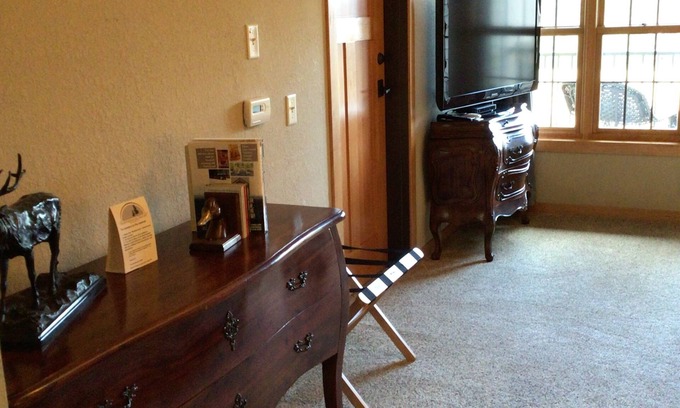 Three Lakes Condo | Cozy King Studio Retreat for Two, Northernaire Resort – Three Lakes, WI