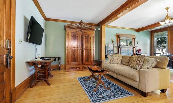 Sturgeon Bay Hotel | Cozy king Suite, two person jet tub, Downtown!