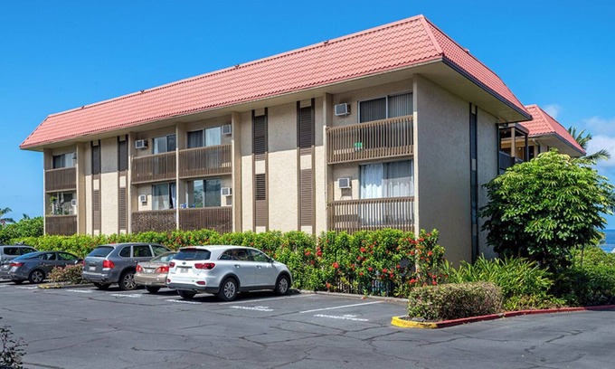 Historic Kailua Village Condo | Cozy Kona condo walking distance to the beach, shops and restaurants.