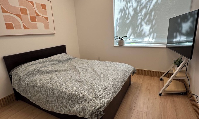 Fairview Apartment | Cozy Lab Studio. Central Location. High-end Mattress, 55inch TV, Free Coffee