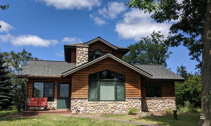Siren House | Cozy lake cabin with beautiful views & barrel sauna
