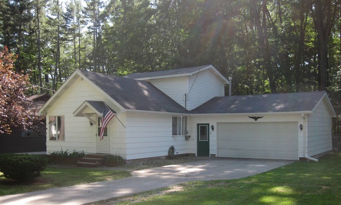 Cadillac Cottage | Cozy Lake Cadillac Cottage- Boat Dock And Sandy Beach-With Cold Air Conditioning