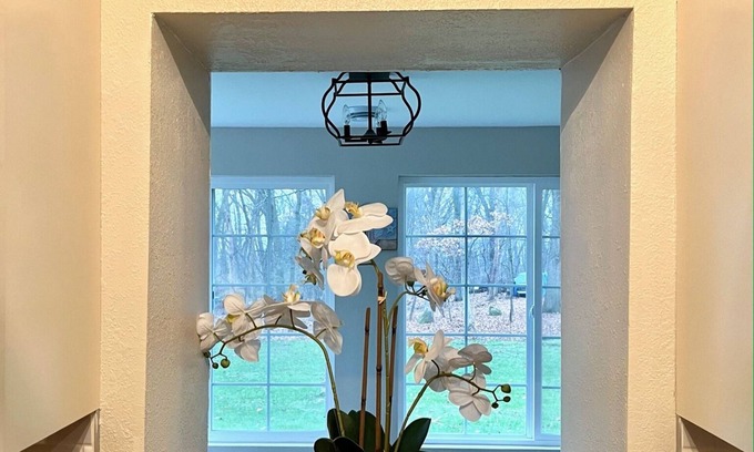 Como House | Cozy Lake Como Getaway - quiet, comfy, and minutes to private beach!