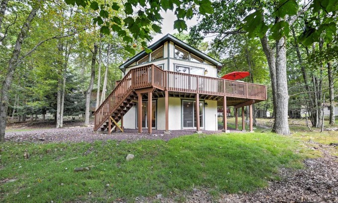 Lake Harmony Estates House | Cozy Lake Harmony Home with Deck - Between 2 Lakes!