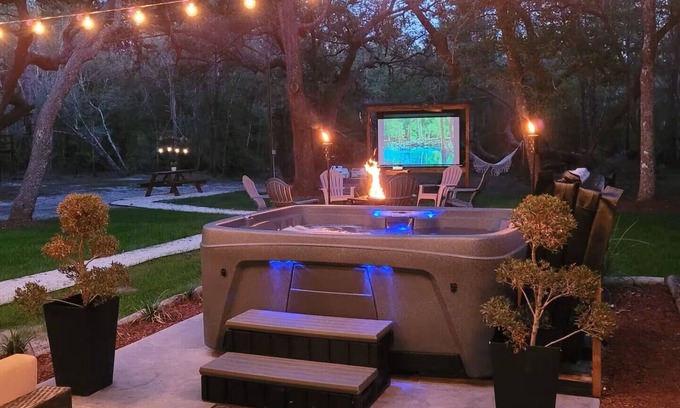 Branford House | Cozy Lake House, Hot Tub & Close to FL Springs