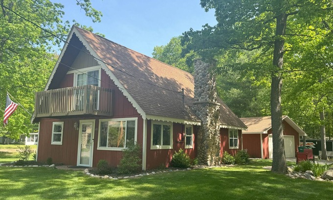 Houghton Lake Cabin | Cozy lake retreat with great views of Houghton Lake. Close to ORV trails.