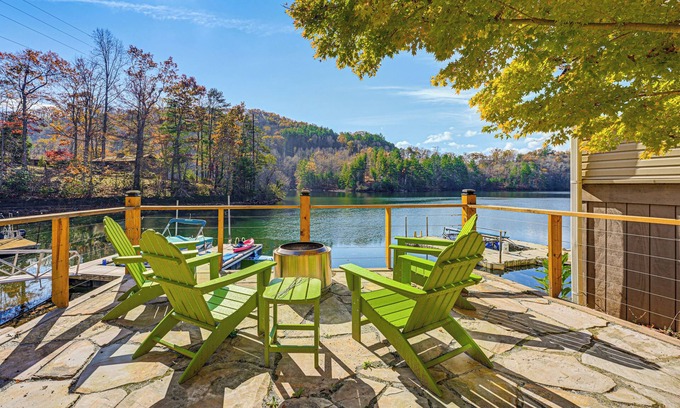 Robbinsville Cottage | Cozy Lake Santeetlah Cottage with Dock & 3 Kayaks!