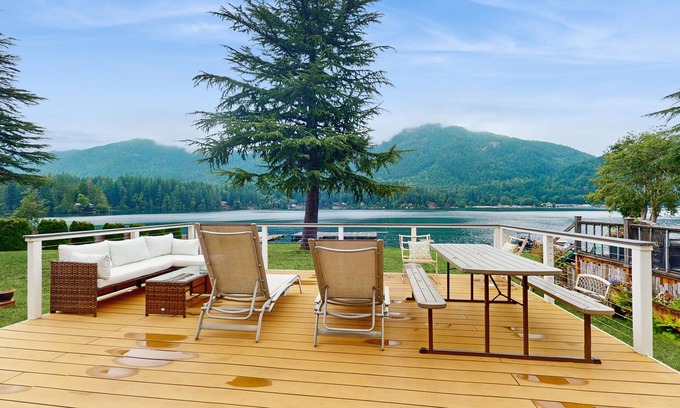 Port Angeles House | Cozy Lakefront Cabin on Lake Sutherland – A Peaceful Lakefront Getaway
