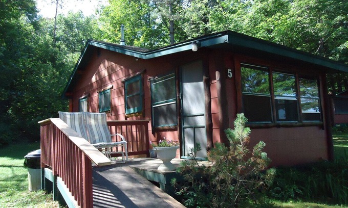 Hayward Resort | Cozy lakefront cabin