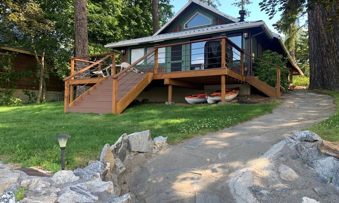 Rathdrum Cabin | Cozy Lakefront Cabin on Lower Twin Lake w/Private Dock & Beach