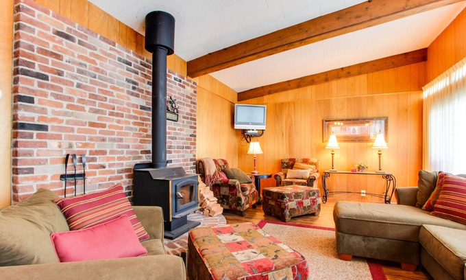 Worley Cabin | Cozy Lakefront Cabin w/Private Dock & 2 Boat Slips on Lake Coeur d'Alene