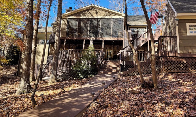 Gumlog House | Cozy lakefront home situated on a quiet cove with deep water!