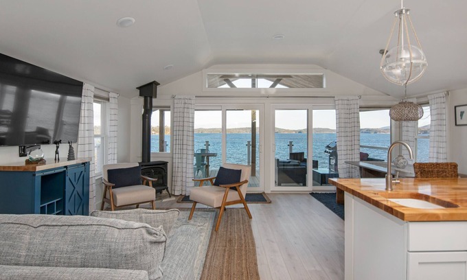 Malletts Bay Cottage | Cozy Lakeshore Cottage